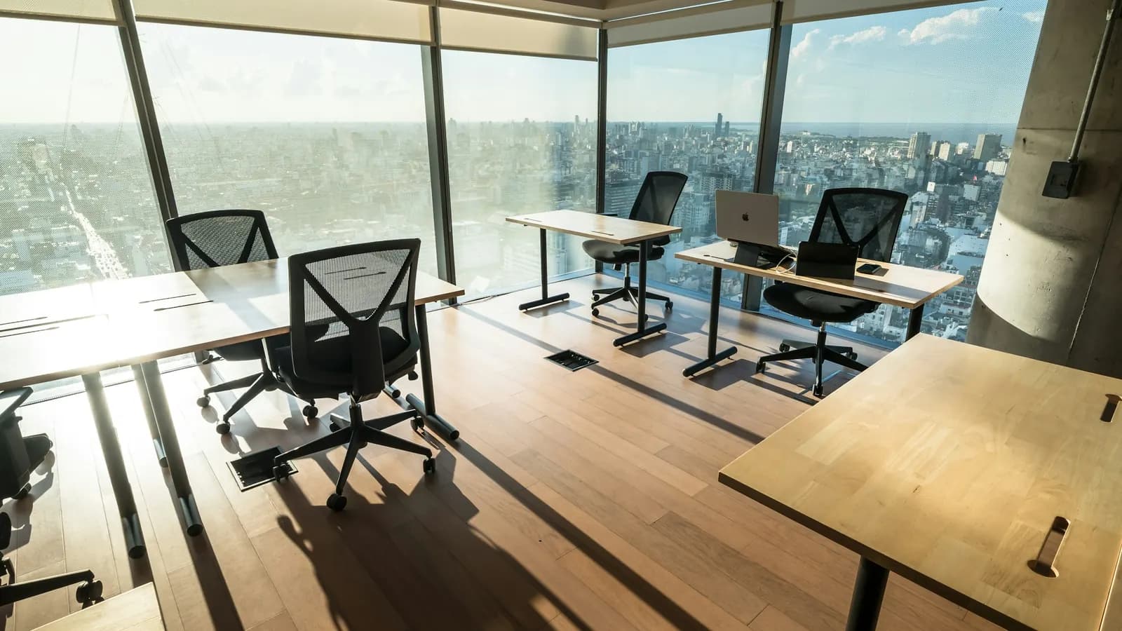 Şehir manzaralı boş ofis ve çalışma masaları