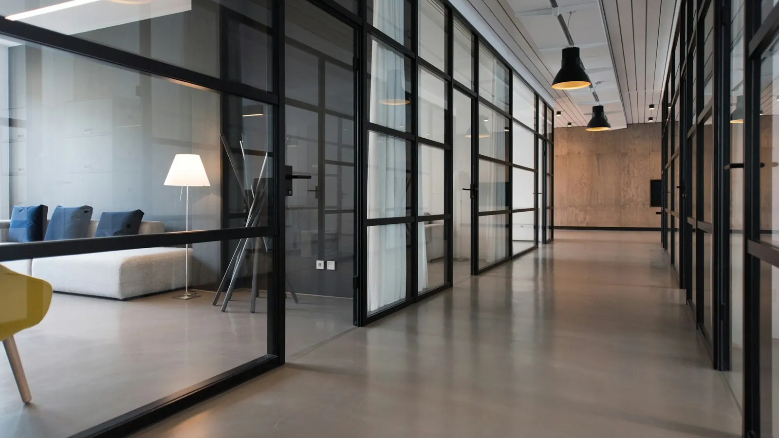 Cam bölmeli boş ofis koridoru
